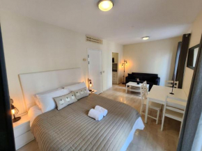 NEW with AC Central Suites with Pool access and Squash Courts! Sleeps Family or 4 guests
